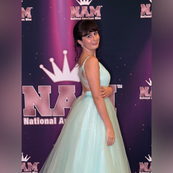 Before she was a pageant finalist, she was a storyteller. Give inspiration 🎁 - Picture 4 of 17